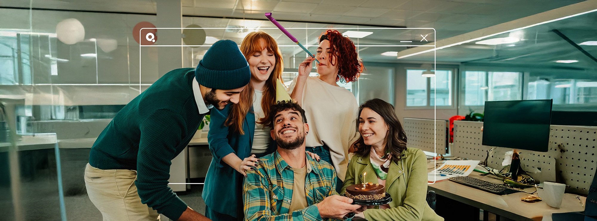 Equipo festejando un cumpleaños.
